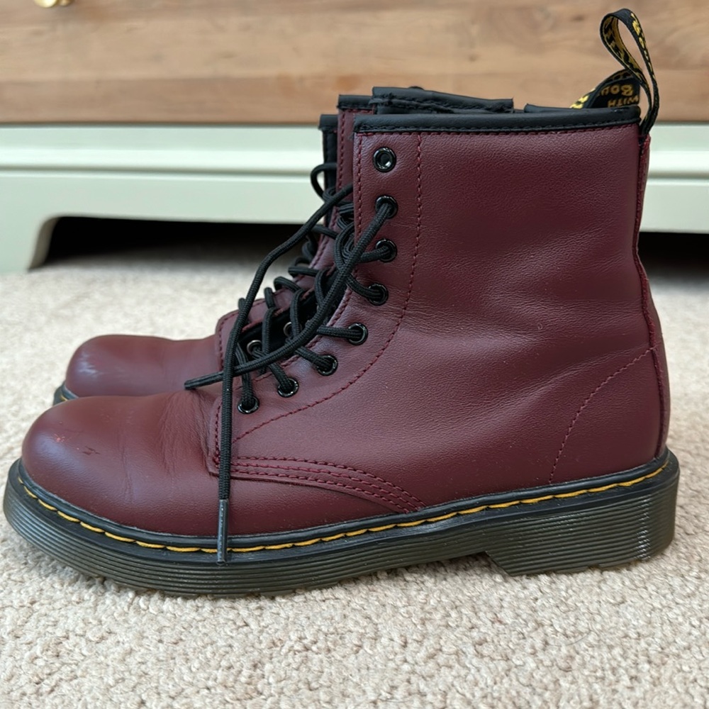 Big kids Doc Marten boots - AirWair with bouncing Soles